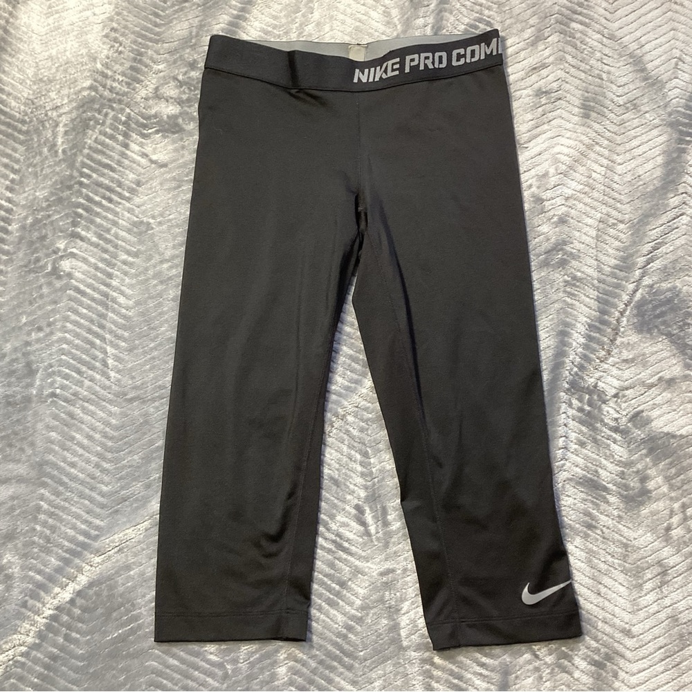 Women’s Nike Pro Combat Dri-Fit Compression Capri Legging Black Small.